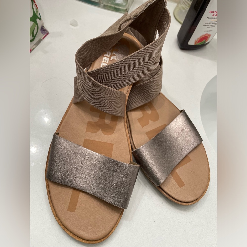 ***Never worn*** SOREL women’s 8.5 sandals bronze and brown